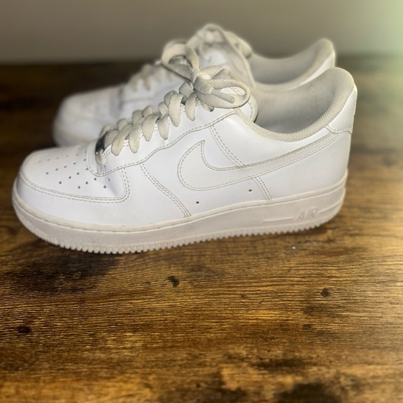 Nike Women’s Air Force 1 White Sneakers size 9 - Picture 3 of 8